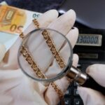 Undersöker guldhalsband