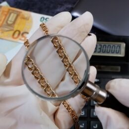 Undersöker guldhalsband